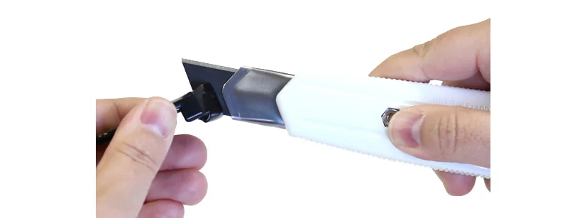 NT Cutter MNCR-L1R black & white, corps en plastique Grand Paris Fournitures NT Cutter MNCR-L1R black & white, corps en plastique – Image 5